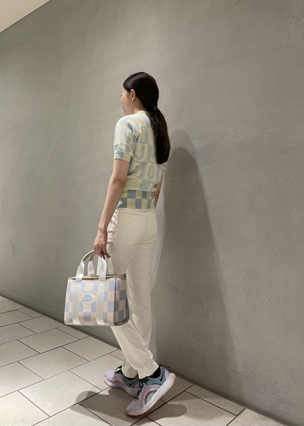 ブルー系のニット/セーター、ブルー系のトートバッグ、ホワイト系のその他パンツを着用したレディースの夏コーディネートの5枚目の写真