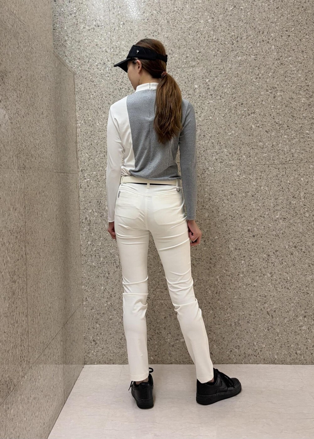 グレー系のTシャツ/カットソー、ホワイト系のその他パンツ、ホワイト系のベルトを着用したレディースの秋コーディネートの4枚目の写真