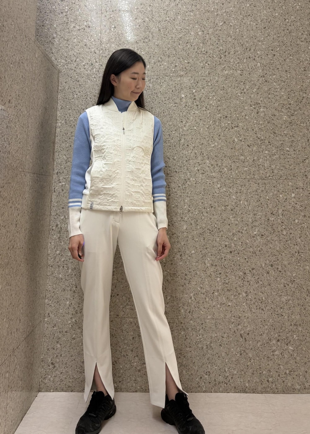 ブルー系のニット/セーター、ホワイト系のブルゾンを着用したレディースの秋コーディネートの5枚目の写真