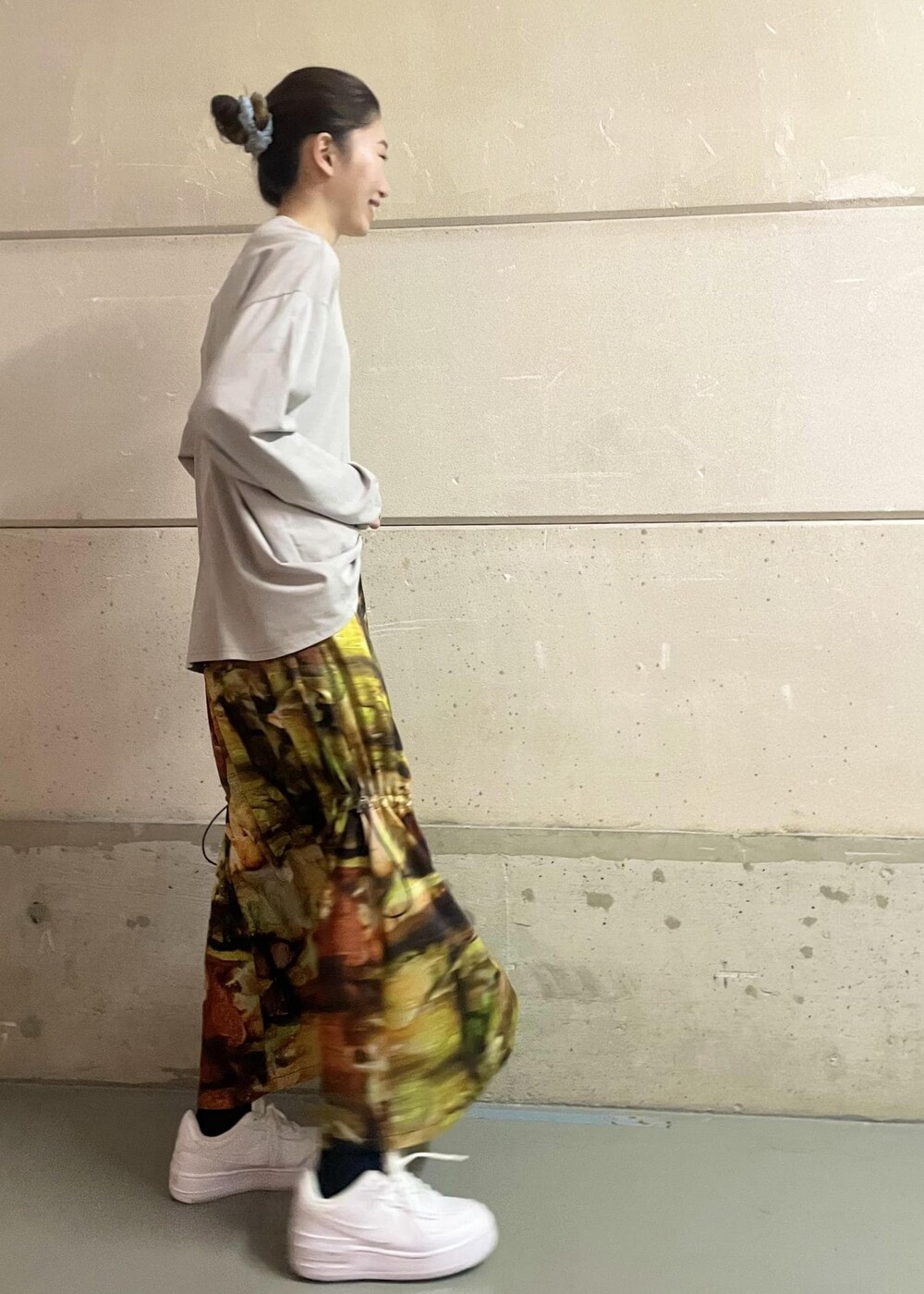 ホワイト系のスニーカー、イエロー系のワンピース、グレー系のTシャツ/カットソーを着用したレディースの冬コーディネートの5枚目の写真