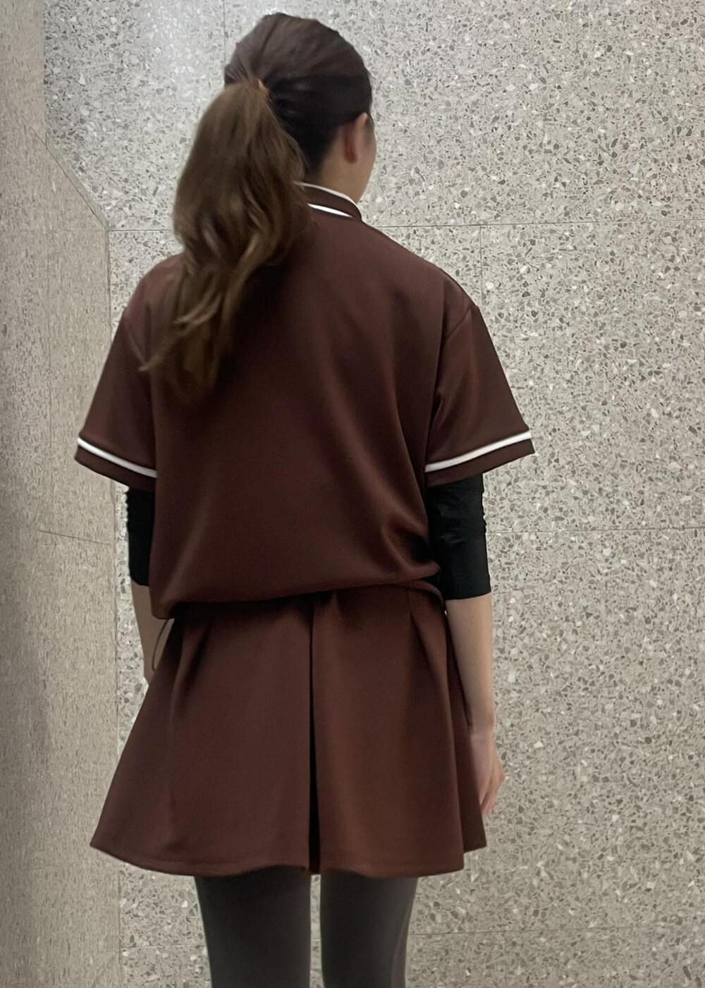 ブラウン系のスカート、ブラウン系のTシャツ/カットソーを着用したレディースの秋コーディネートの3枚目の写真