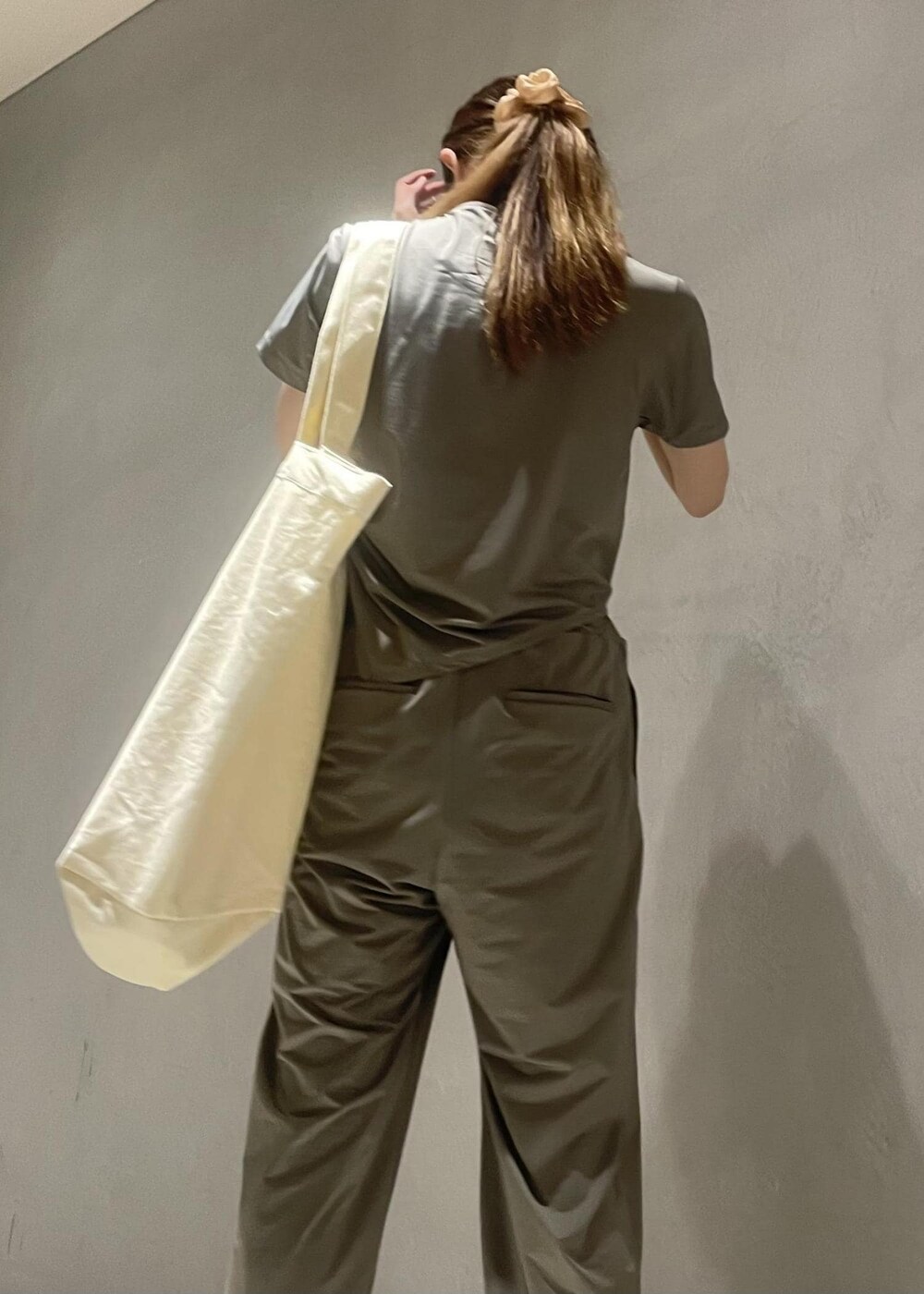 ベージュ系のサンダル、グリーン系のTシャツ/カットソー、グリーン系のカーゴパンツを着用したレディースの夏コーディネートの4枚目の写真