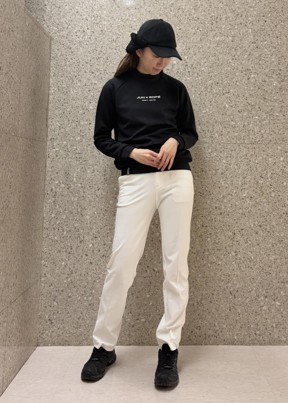 ブラック系のTシャツ/カットソー、ホワイト系のその他パンツ、ブラック系のTシャツ/カットソーを着用したレディースの冬コーディネートの2枚目の写真