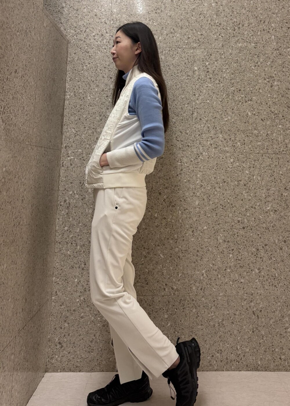 ブルー系のニット/セーター、ホワイト系のブルゾンを着用したレディースの秋コーディネートの3枚目の写真