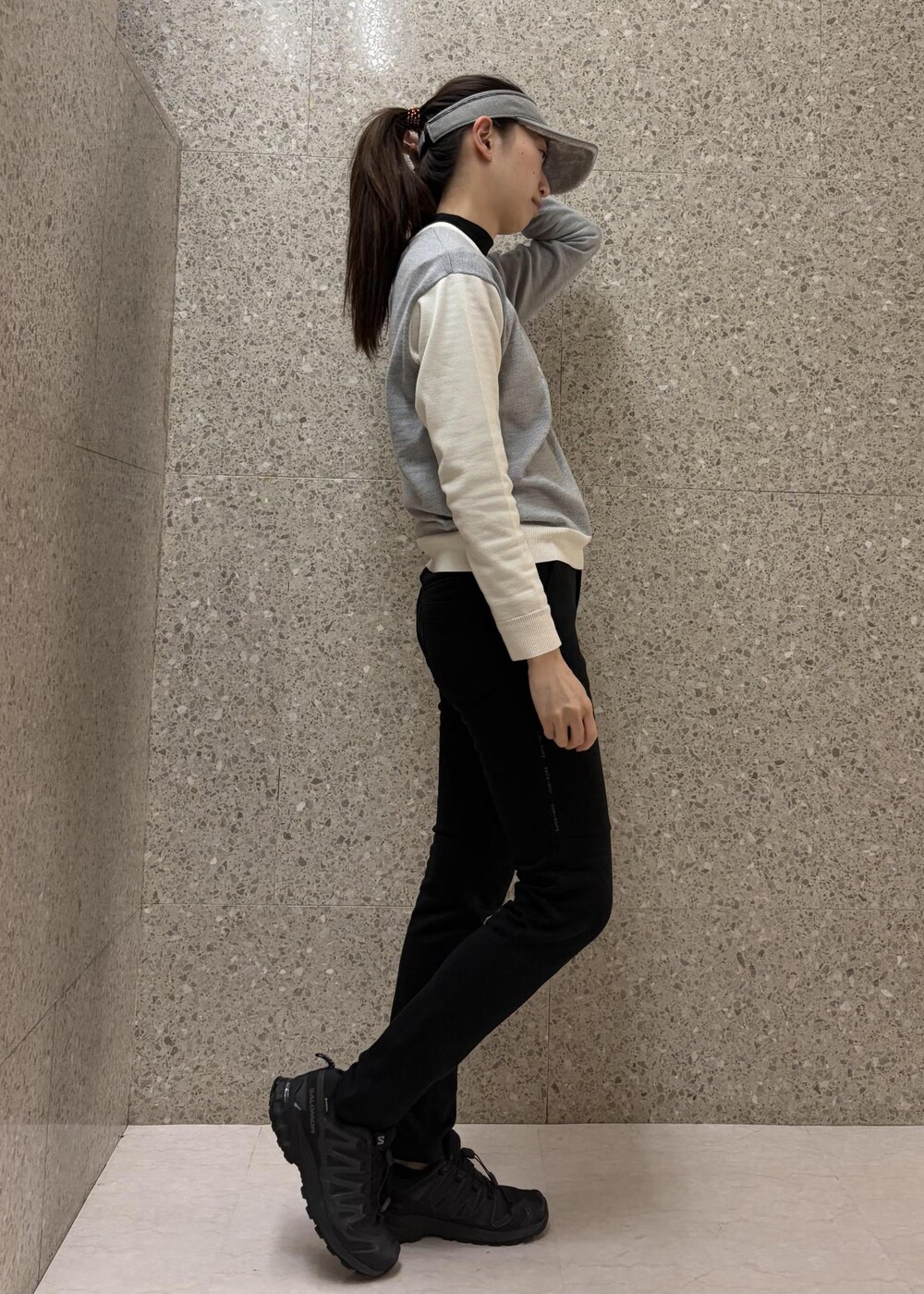 ブラック系のTシャツ/カットソー、ブラック系のその他パンツ、グレー系のニット/セーターを着用したレディースの秋コーディネートの6枚目の写真