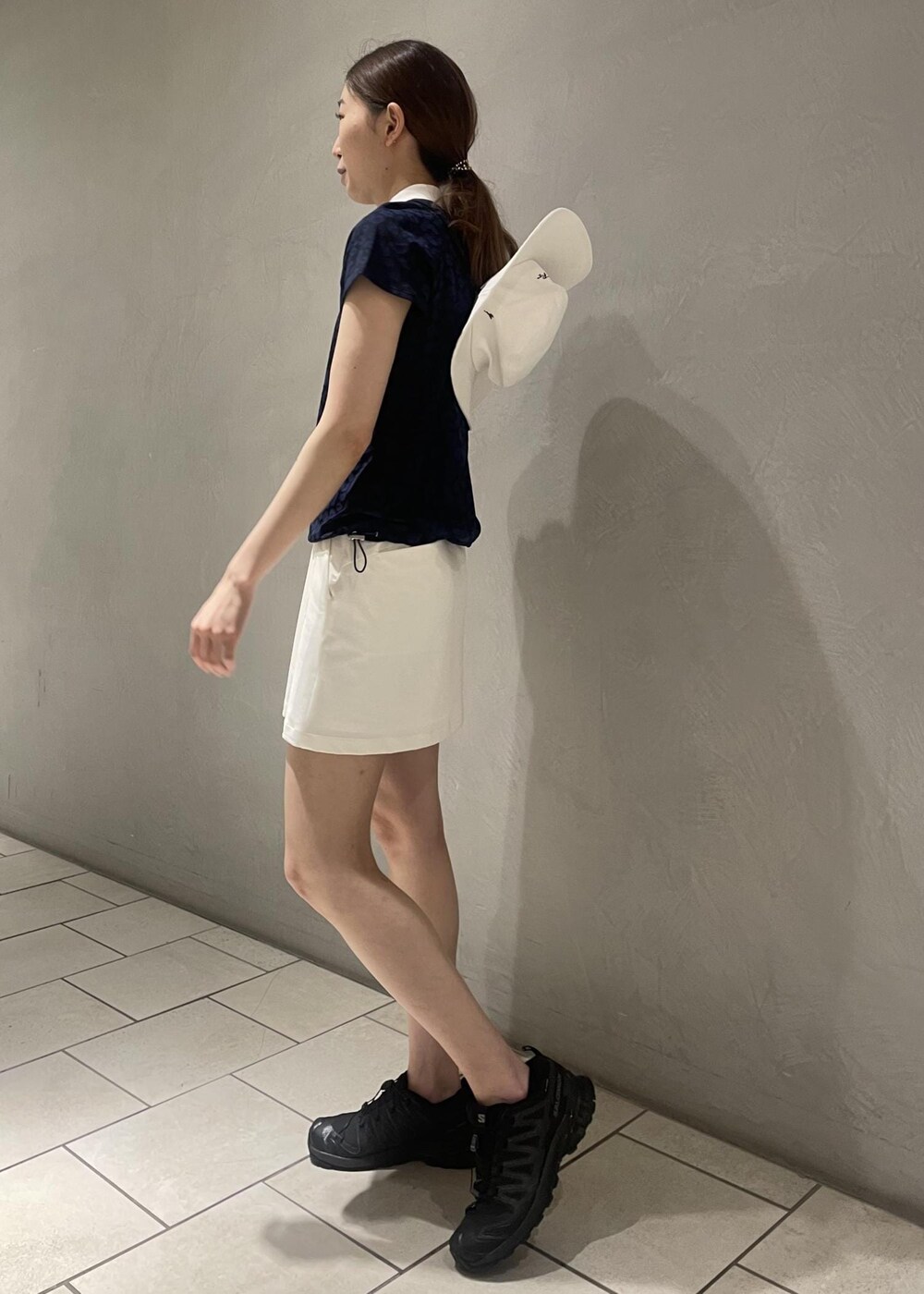 ホワイト系のスカート、ブルー系のTシャツ/カットソー、ホワイト系のハットを着用したレディースの春コーディネートの2枚目の写真