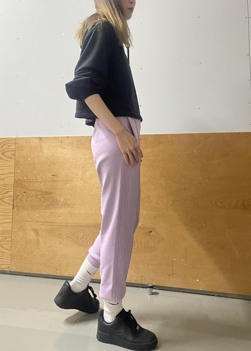 パープル系のその他パンツ、ホワイト系のパーカー、ブラック系のスニーカーを着用したレディースの冬コーディネートの3枚目の写真