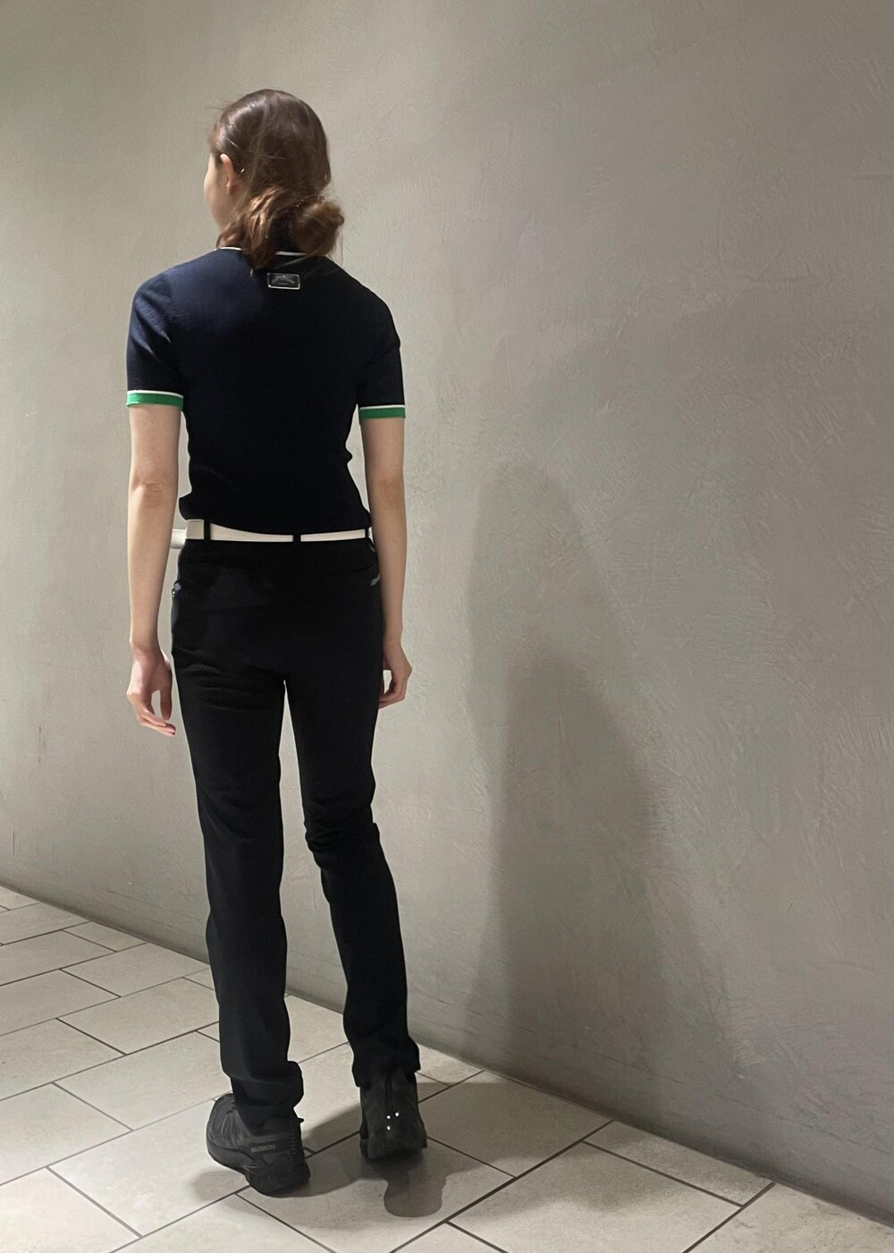 ブルー系のその他パンツ、ブルー系のニット/セーター、ホワイト系のベルトを着用したレディースの春コーディネートの4枚目の写真