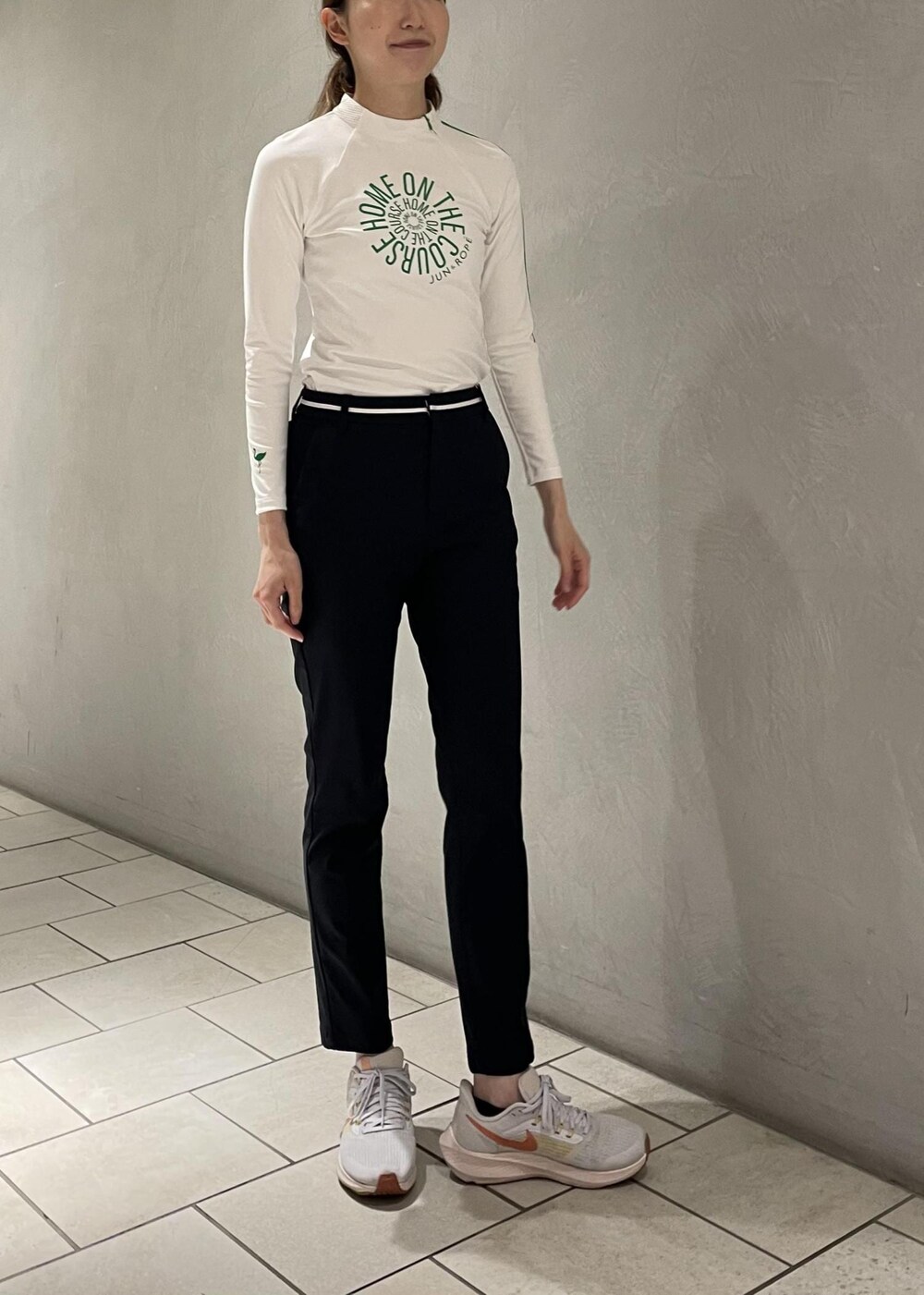 ブルー系のその他パンツ、グリーン系のTシャツ/カットソーを着用したレディースの夏コーディネートの6枚目の写真