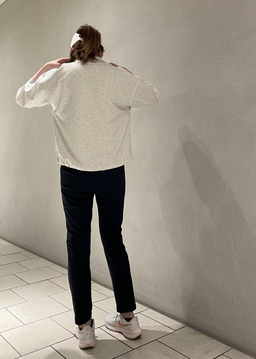 グレー系のブルゾン、グリーン系のポロシャツ、ブルー系のその他パンツを着用したレディースの夏コーディネートの3枚目の写真