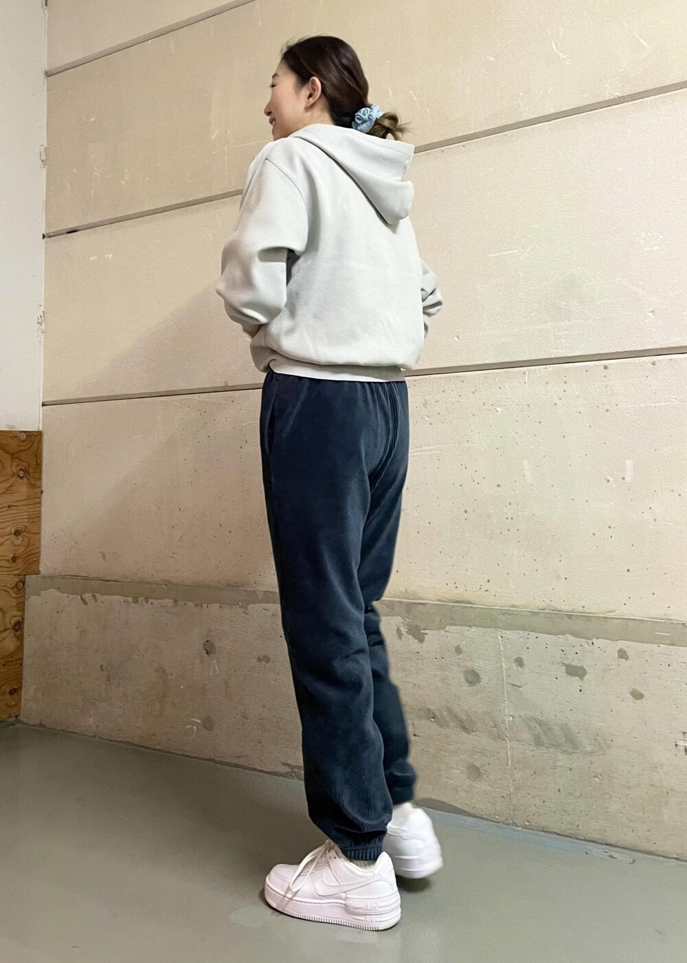 ホワイト系のスニーカー、ブラック系のその他パンツ、グレー系のパーカーを着用したレディースの冬コーディネートの3枚目の写真