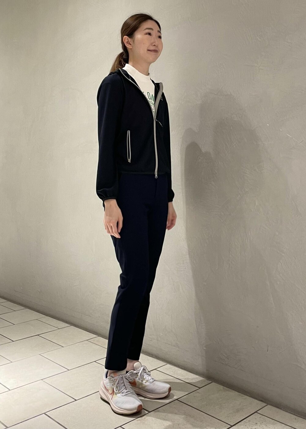 グリーン系のTシャツ/カットソー、ブラック系のパーカー、ブルー系のその他パンツを着用したレディースの夏コーディネートの4枚目の写真