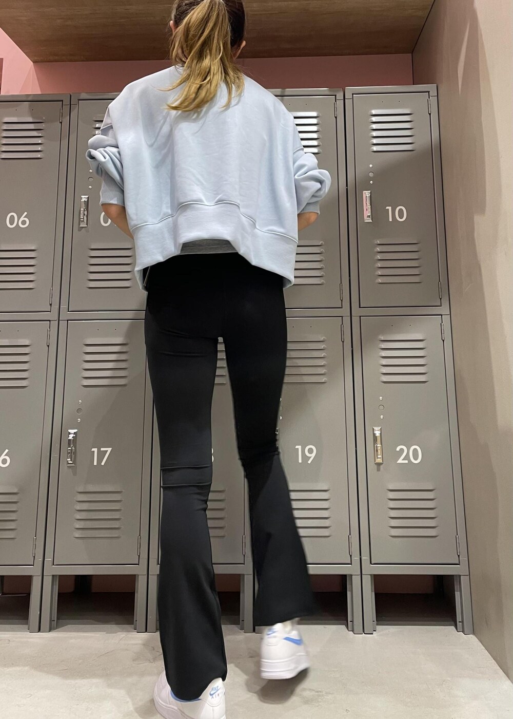 ホワイト系のスニーカー、ブルー系のスウェット、ブラック系のその他パンツを着用したレディースの冬コーディネートの4枚目の写真