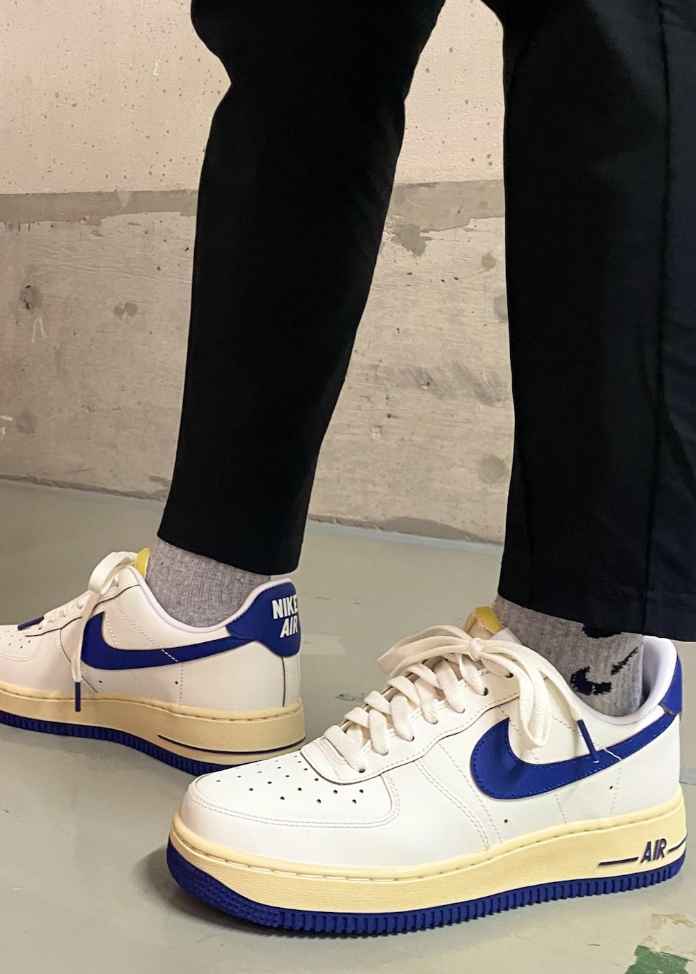 ブラック系のその他パンツ、ホワイト系のスニーカー、グレー系のニット/セーターを着用したレディースの冬コーディネートの5枚目の写真