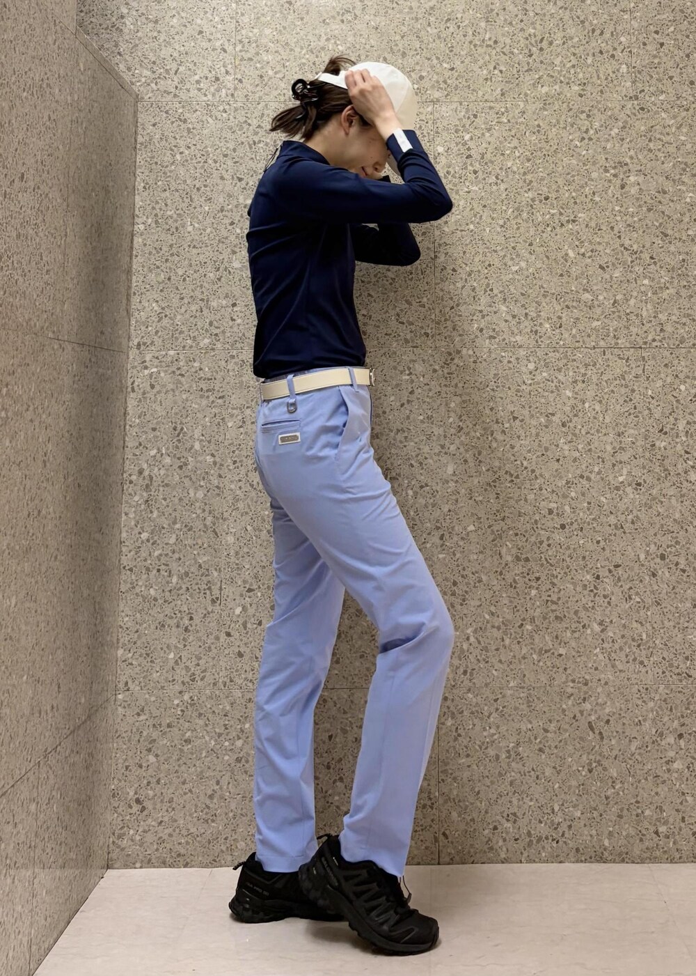ブルー系のTシャツ/カットソー、ブルー系のスラックス、ホワイト系のベルトを着用したレディースの春コーディネートの2枚目の写真