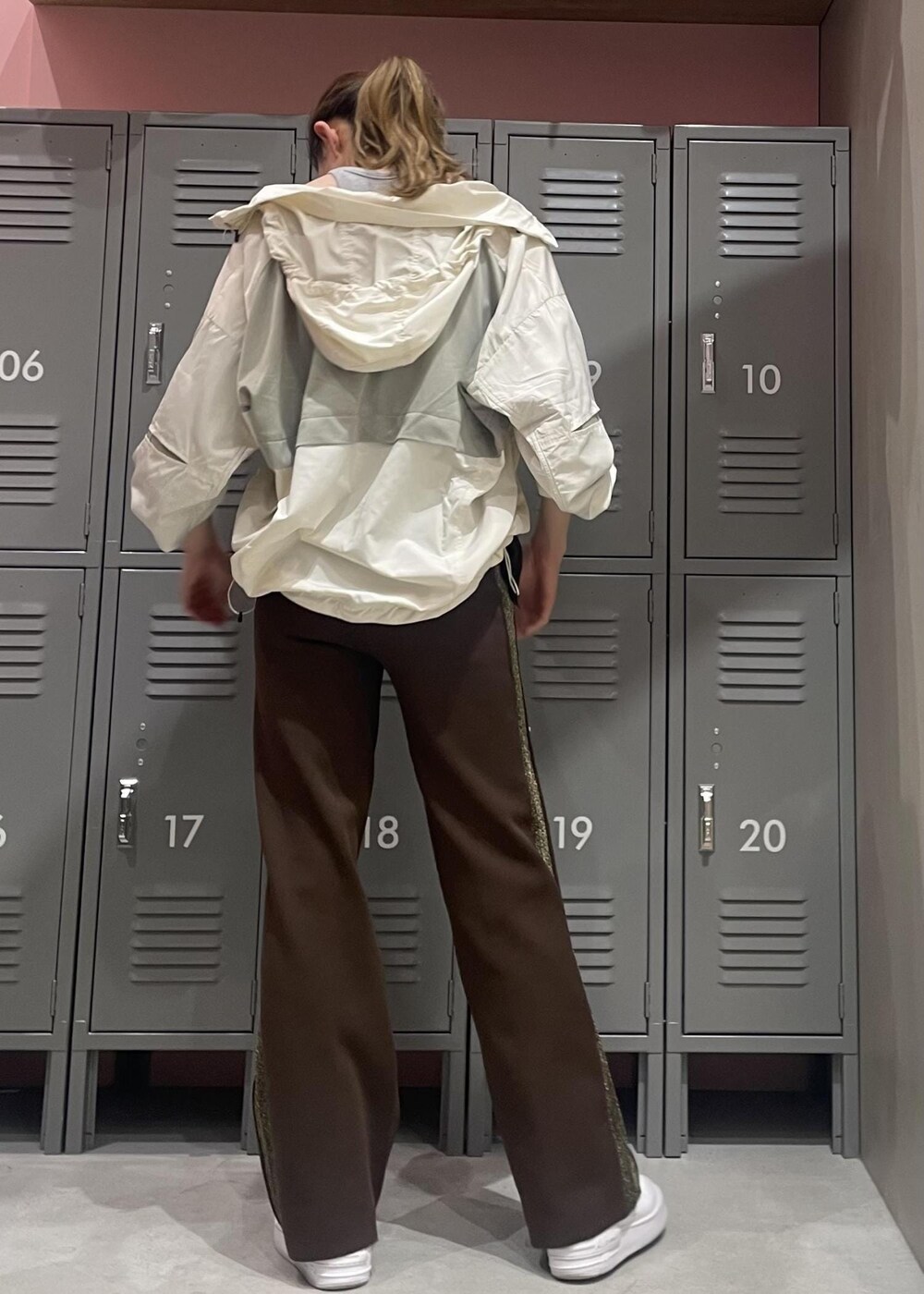 ホワイト系のスニーカー、ホワイト系のその他アウター、ブラウン系のその他パンツを着用したレディースの冬コーディネートの3枚目の写真