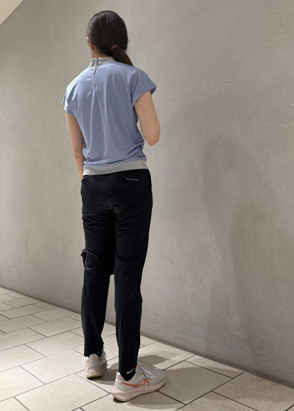 ブラック系のショルダーバッグ、ブルー系のTシャツ/カットソー、ブルー系のその他パンツを着用したレディースの夏コーディネートの4枚目の写真