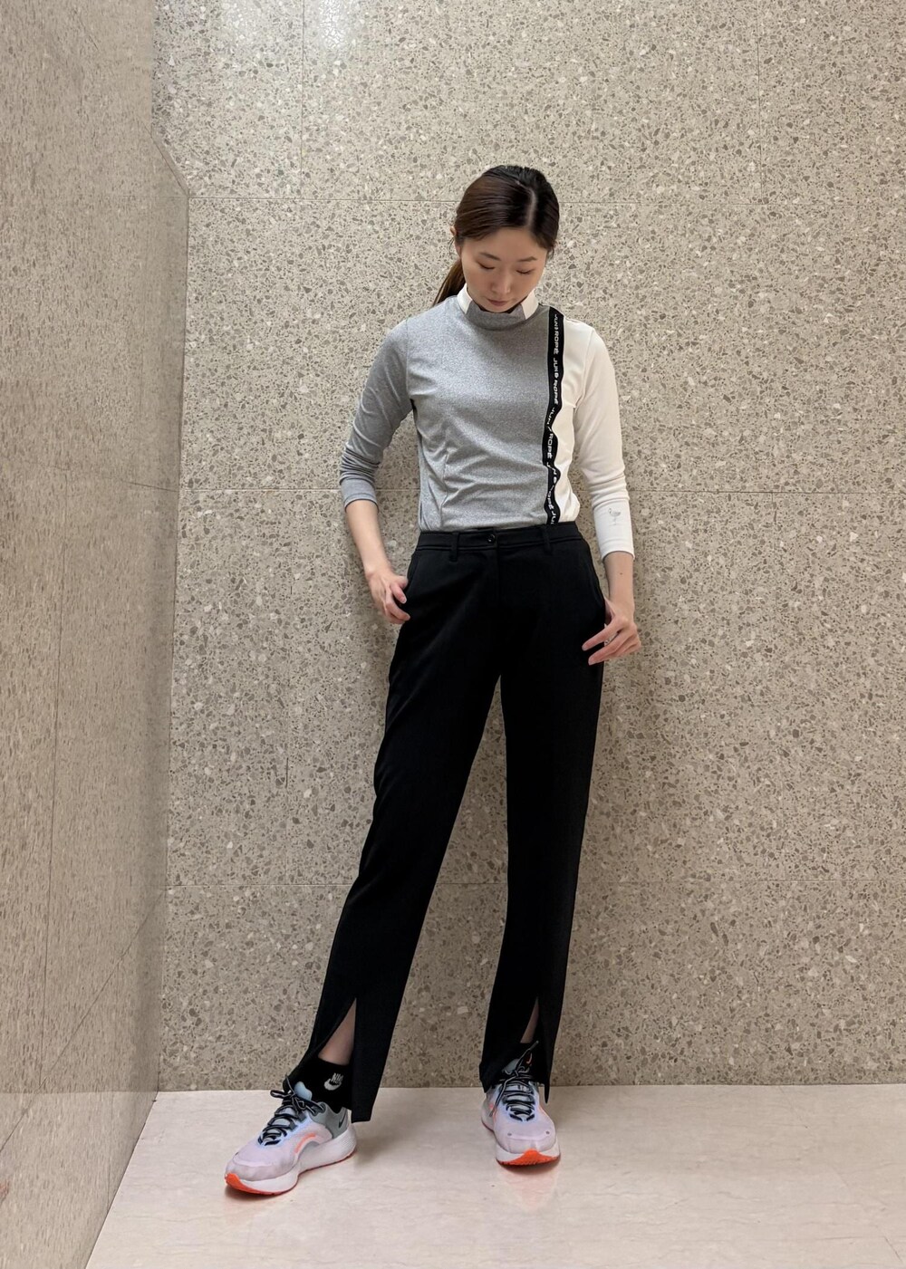 グレー系のTシャツ/カットソーを着用したレディースの秋コーディネートの4枚目の写真