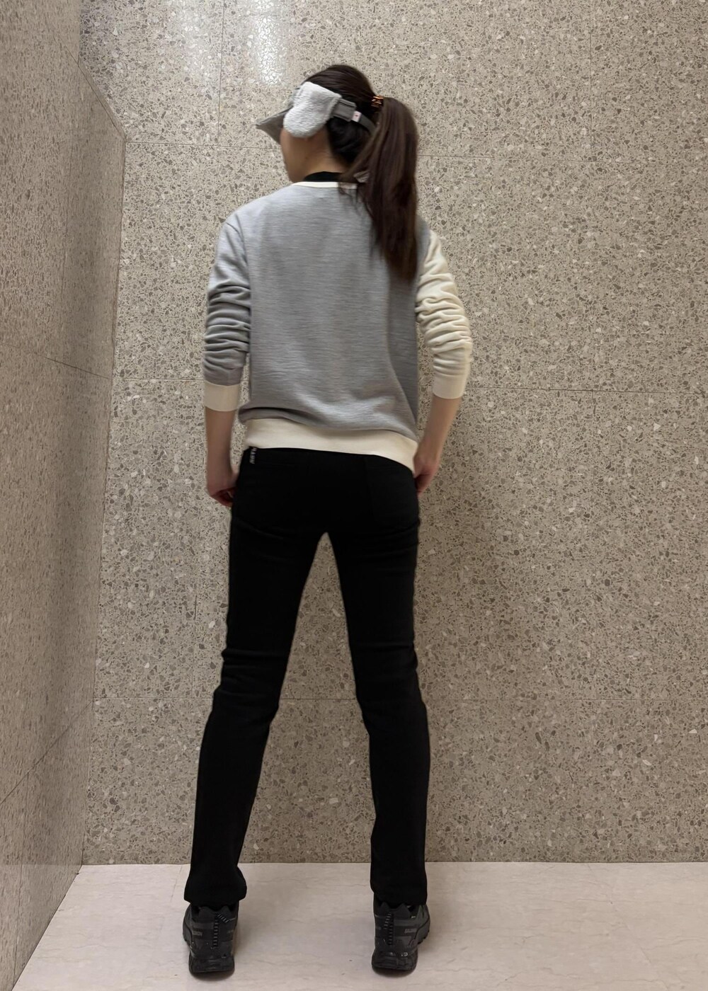 ブラック系のTシャツ/カットソー、ブラック系のその他パンツ、グレー系のニット/セーターを着用したレディースの秋コーディネートの5枚目の写真