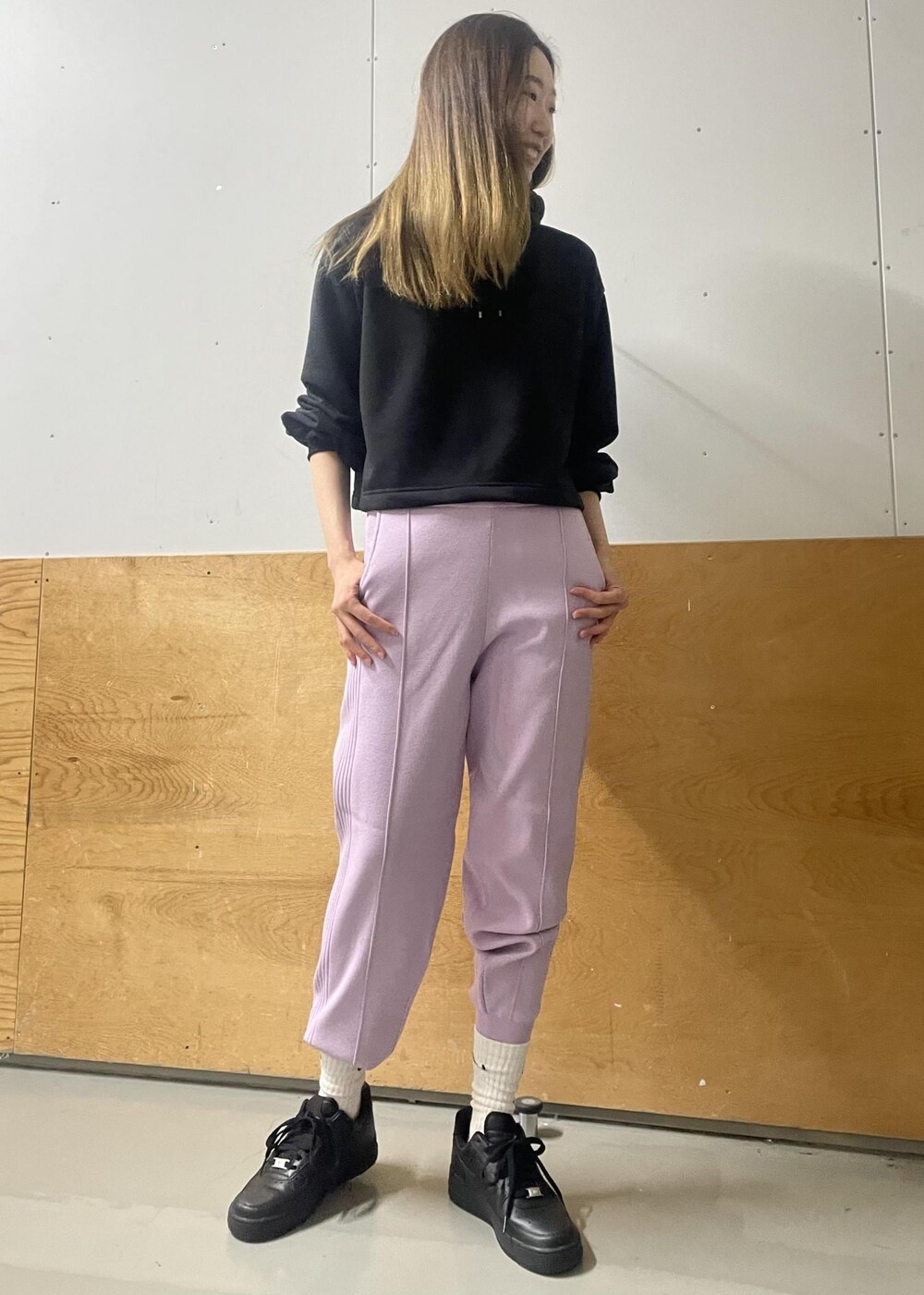 パープル系のその他パンツ、ホワイト系のパーカー、ブラック系のスニーカーを着用したレディースの冬コーディネートの2枚目の写真