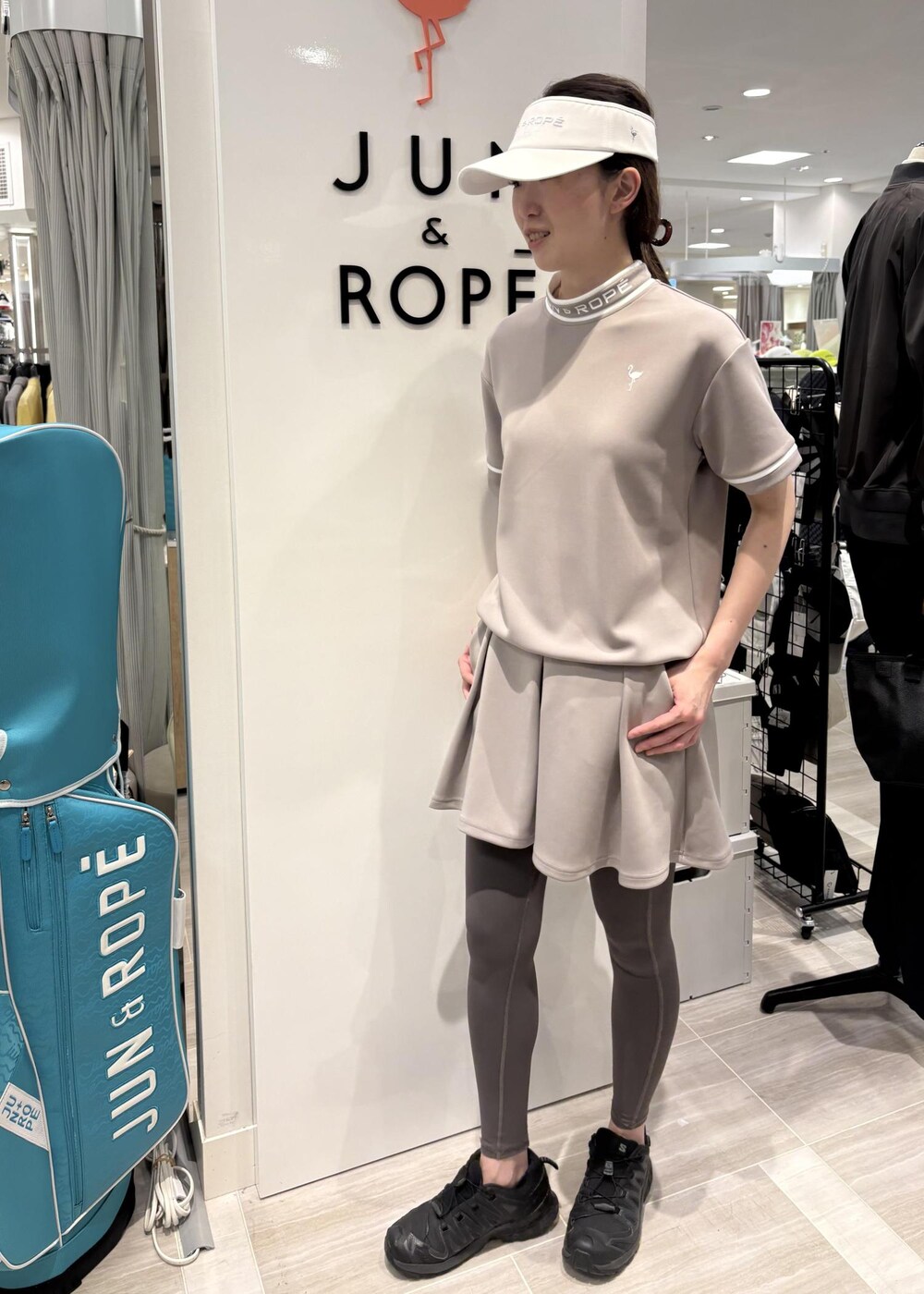 ブラウン系のTシャツ/カットソー、ブラウン系のスカート、ホワイト系のサンバイザーを着用したレディースの春コーディネートの2枚目の写真