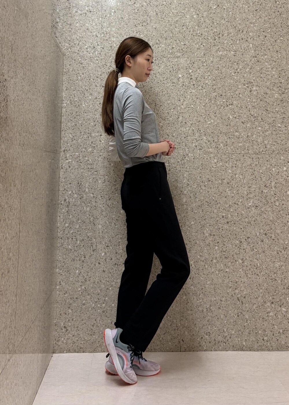 グレー系のTシャツ/カットソーを着用したレディースの秋コーディネートの3枚目の写真