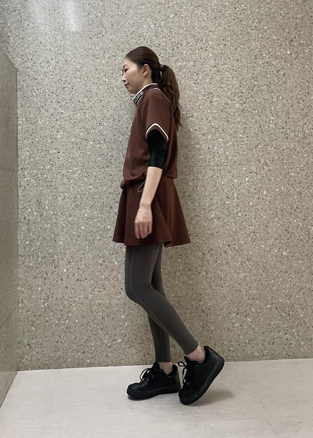 ブラウン系のスカート、ブラウン系のTシャツ/カットソーを着用したレディースの秋コーディネートの4枚目の写真