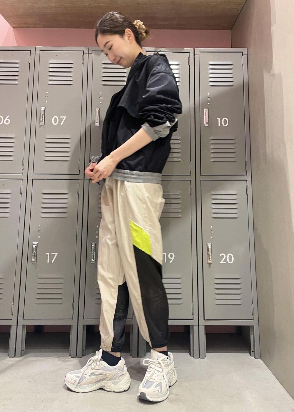 「ブルゾン、Tシャツ、PUMA、NERGY、スニーカー、RUN、GYM、パンツ、バックスタイル、アスレジャー」｜「SN super.naturalの【super.natural】HORIZONTAL SNLOGO 半袖ロゴTシャツ（Tシャツ/カットソー、ブラック系）」を使った、YRYRさん（レディース・170cm）の冬コーディネートの5枚目の写真
