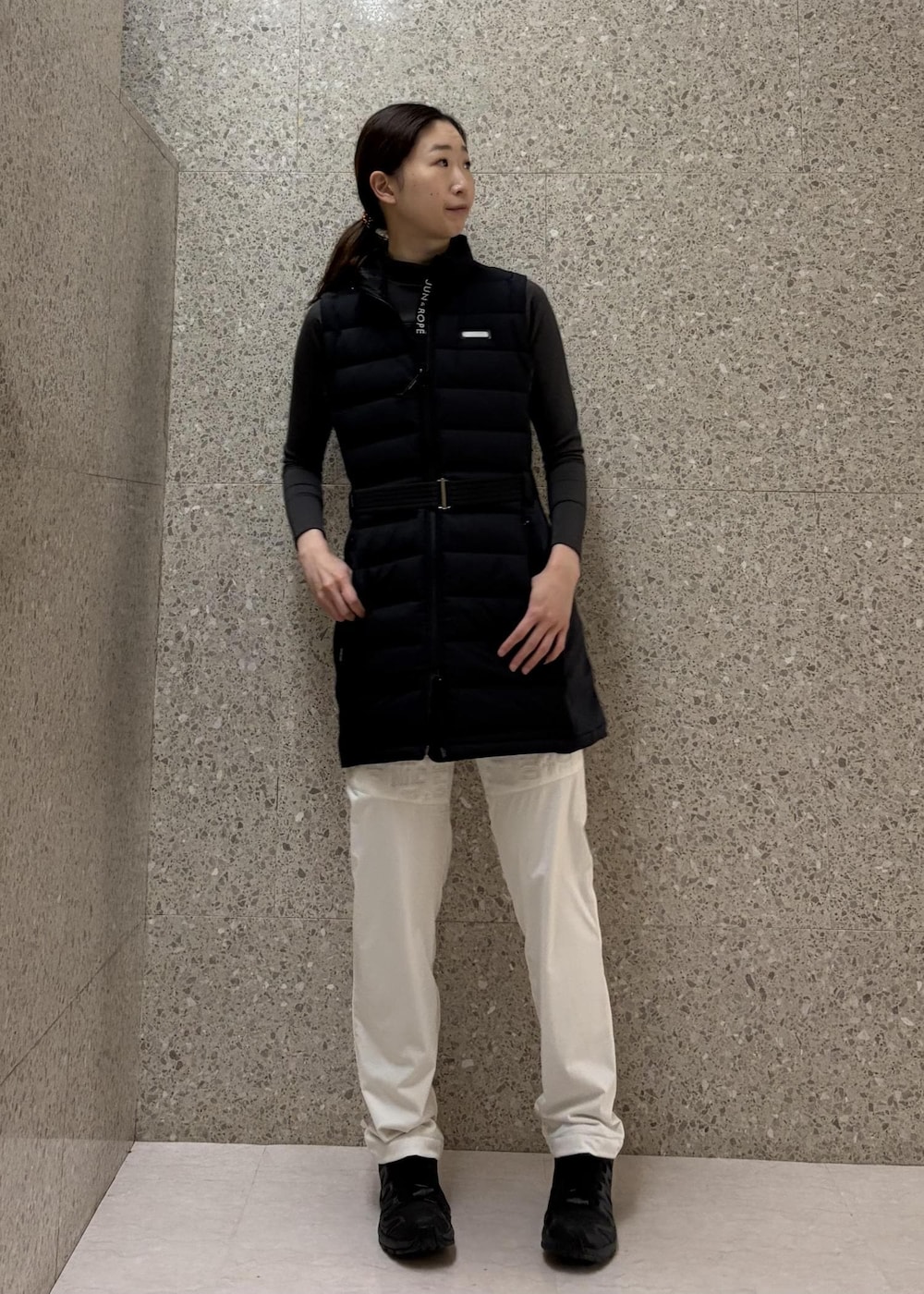 ブラック系のワンピース、グレー系のTシャツ/カットソーを着用したレディースの秋コーディネートの2枚目の写真