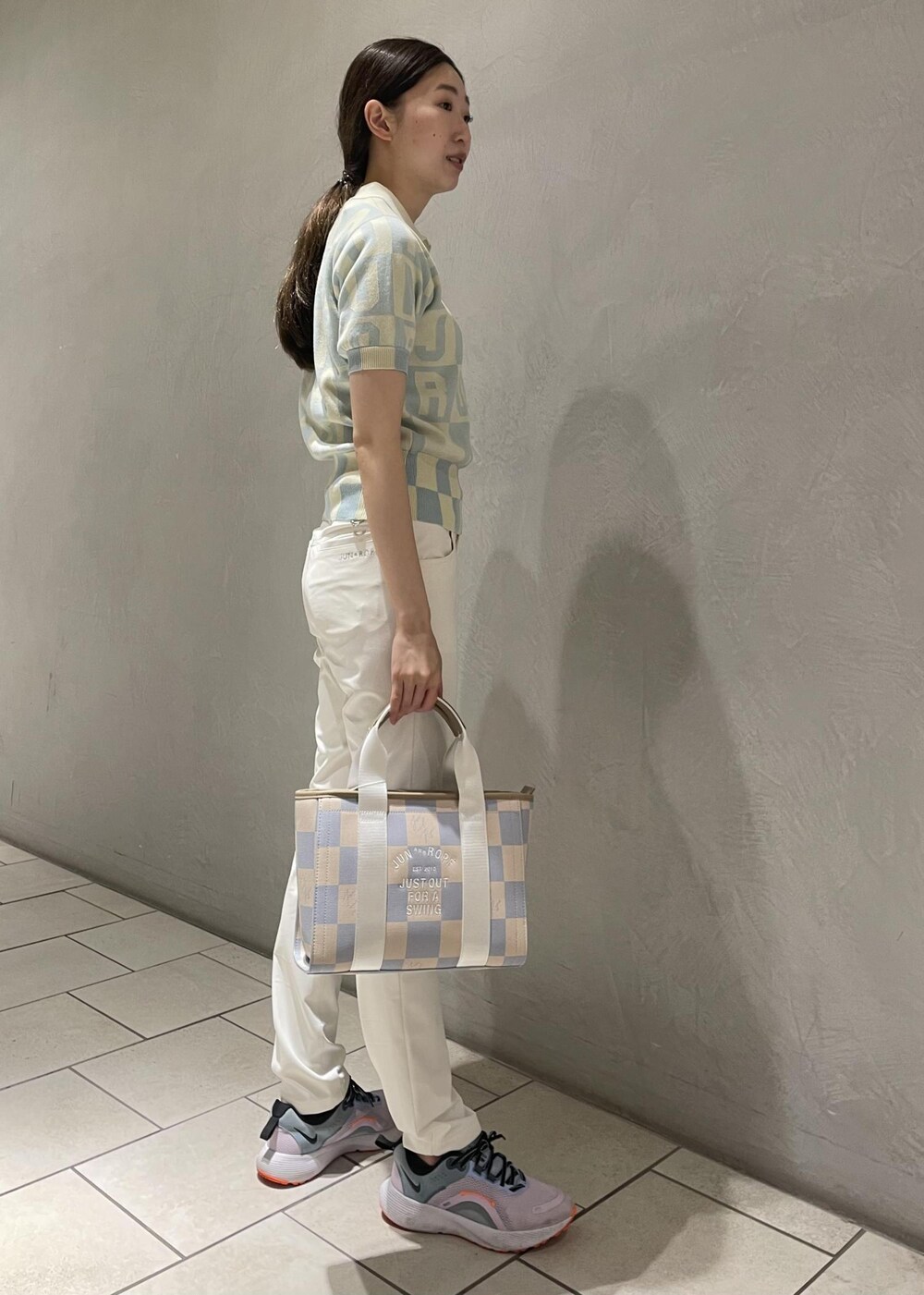 ブルー系のニット/セーター、ブルー系のトートバッグ、ホワイト系のその他パンツを着用したレディースの夏コーディネートの3枚目の写真