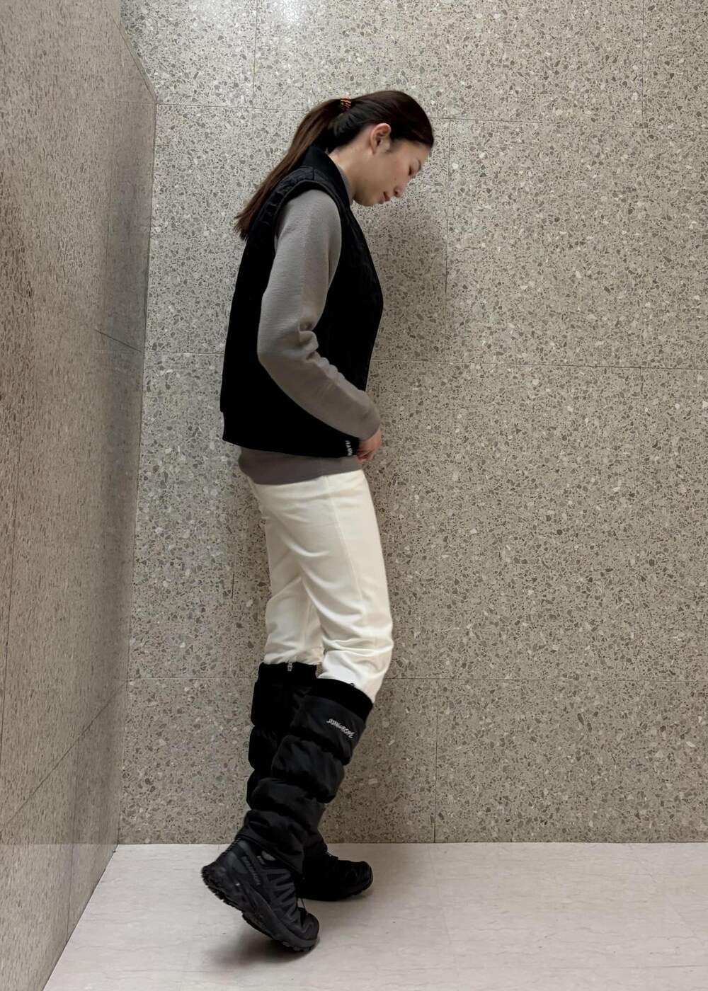 ホワイト系のその他パンツ、ベージュ系のニット/セーター、ブラック系のブルゾンを着用したレディースの冬コーディネートの2枚目の写真