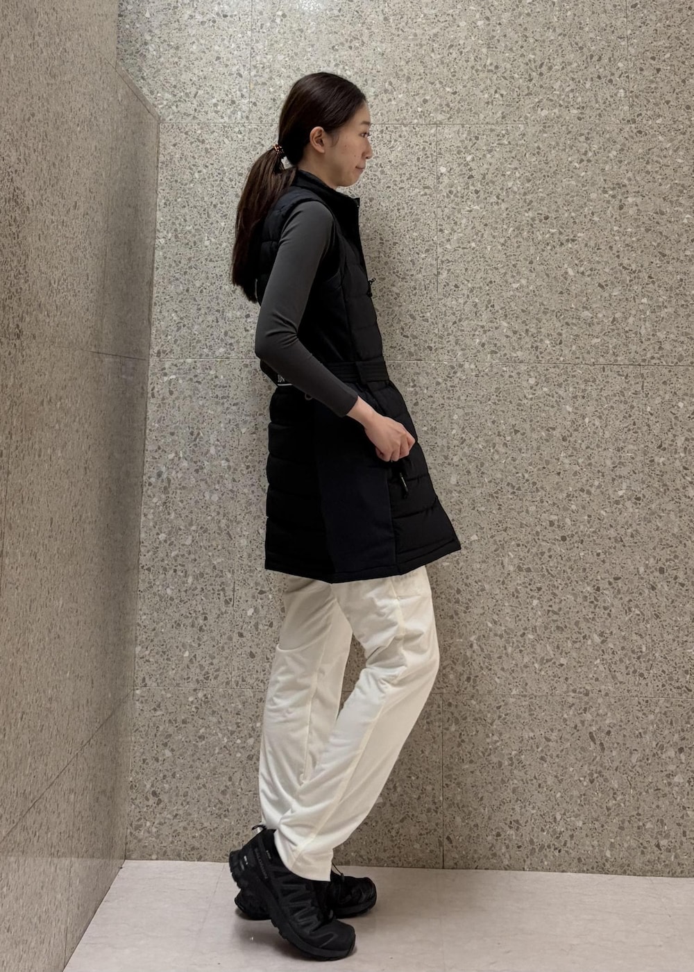 ブラック系のワンピース、グレー系のTシャツ/カットソーを着用したレディースの秋コーディネートの3枚目の写真