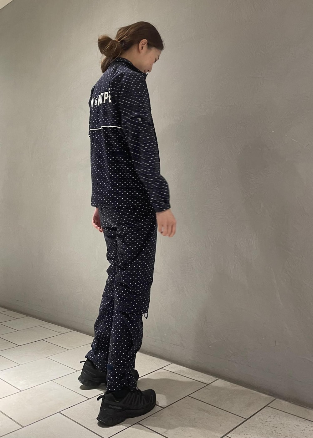 ブルー系のブルゾン、ブルー系のその他パンツを着用したレディースの春コーディネートの5枚目の写真