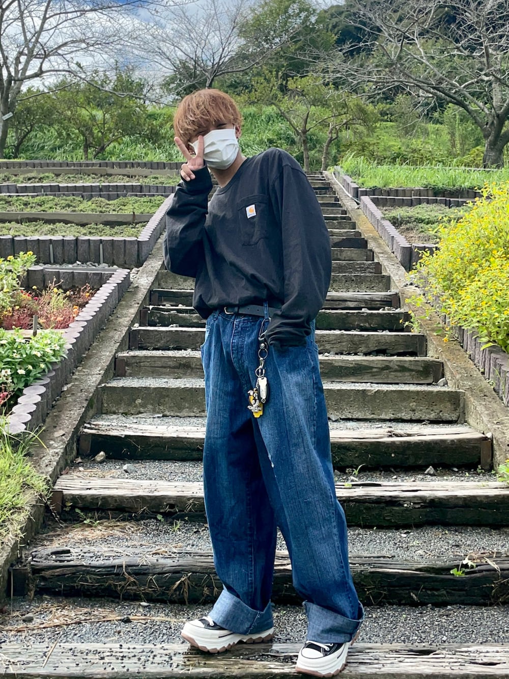 ブラック系のTシャツ/カットソーを着用したメンズの秋コーディネートの2枚目の写真