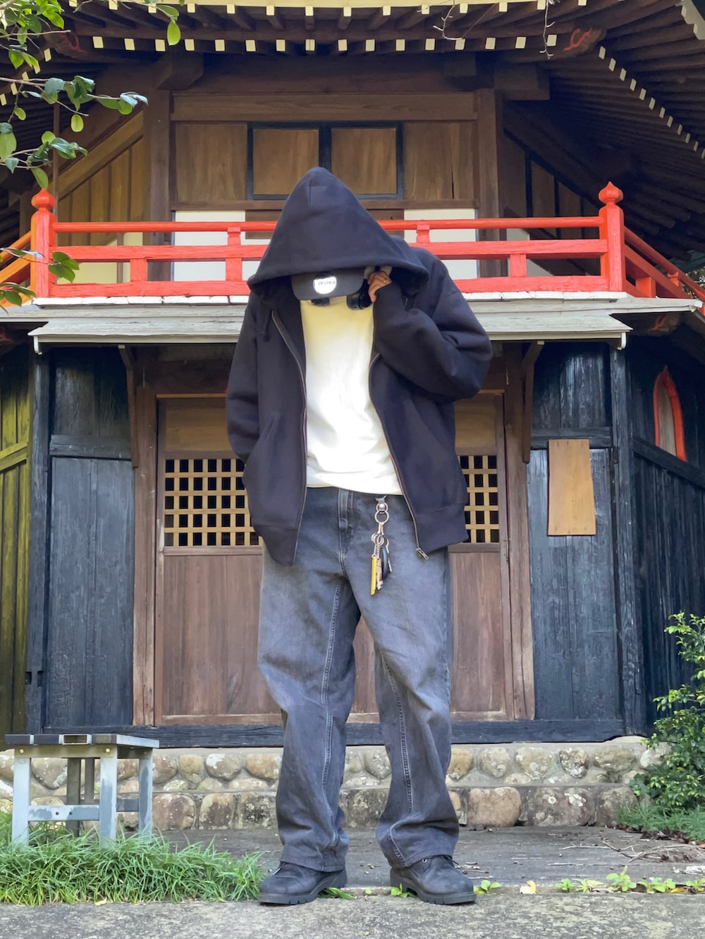 ブラック系のその他アウター、ブラック系のデニムパンツ、ブラック系のブーツを着用したメンズの秋コーディネートの2枚目の写真