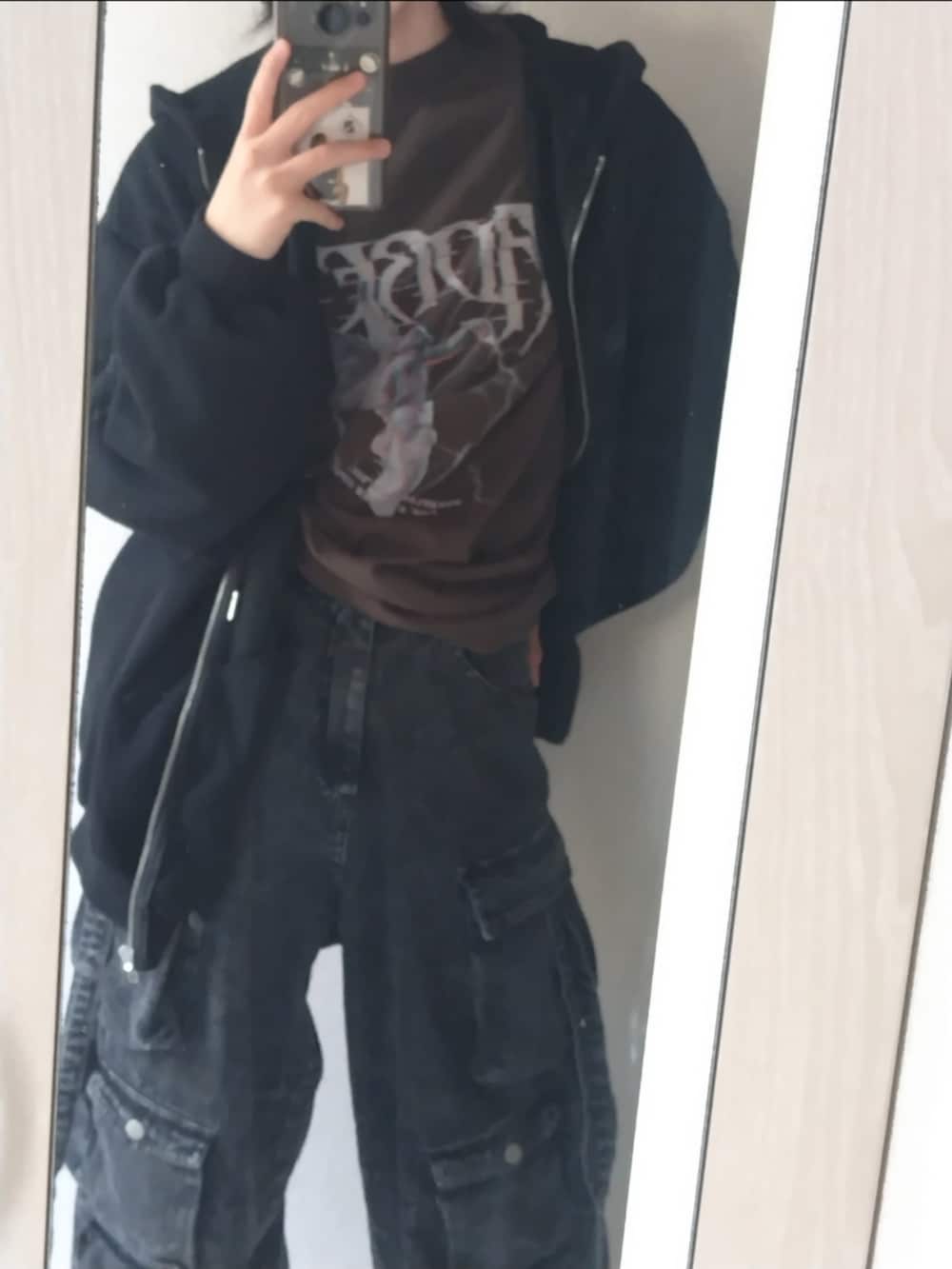 グレー系のTシャツ/カットソー、ブラック系のパーカー、ブラック系のカーゴパンツを着用したメンズの春コーディネートの2枚目の写真