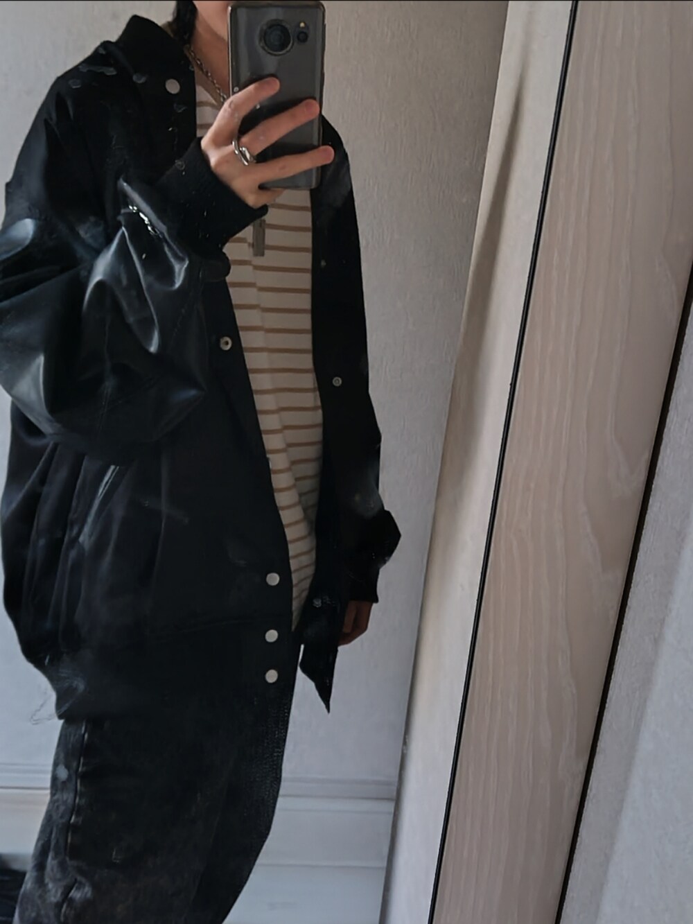 「春コーデ、ADRER、ADRERコーデ、ADRERしか勝たん、adrer、adrerコーデ」｜「ADRERのextra quality wide sleeve long-T/エクストラクオリティワイドスリーブロンT（Tシャツ/カットソー、ベージュ系）」を使った、oito_0224さん（メンズ・164cm）の冬コーディネートの4枚目の写真