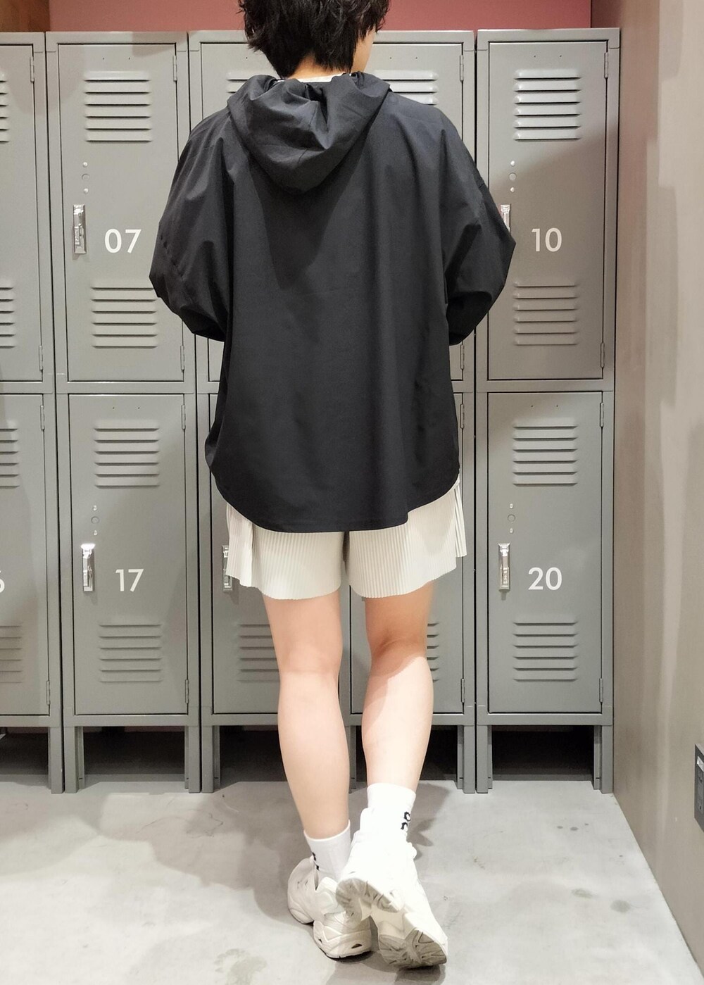 ブラック系のパーカー、グレー系のTシャツ/カットソー、グレー系のその他パンツを着用したレディースの春コーディネートの3枚目の写真