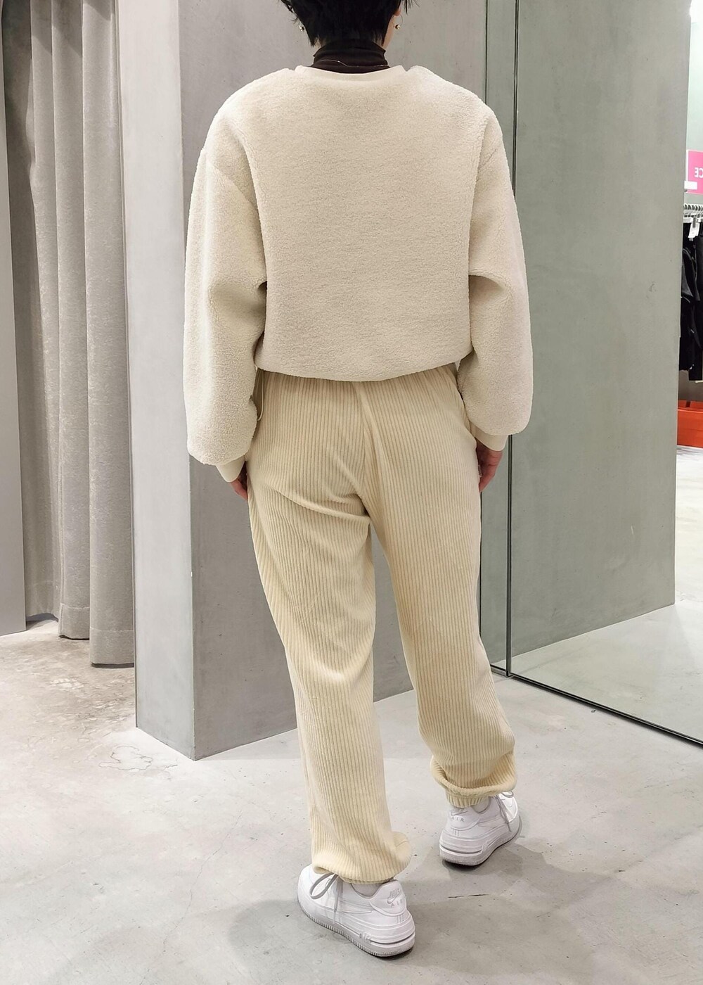 ホワイト系のスニーカー、ホワイト系のその他パンツ、ホワイト系のその他トップスを着用したレディースの冬コーディネートの3枚目の写真