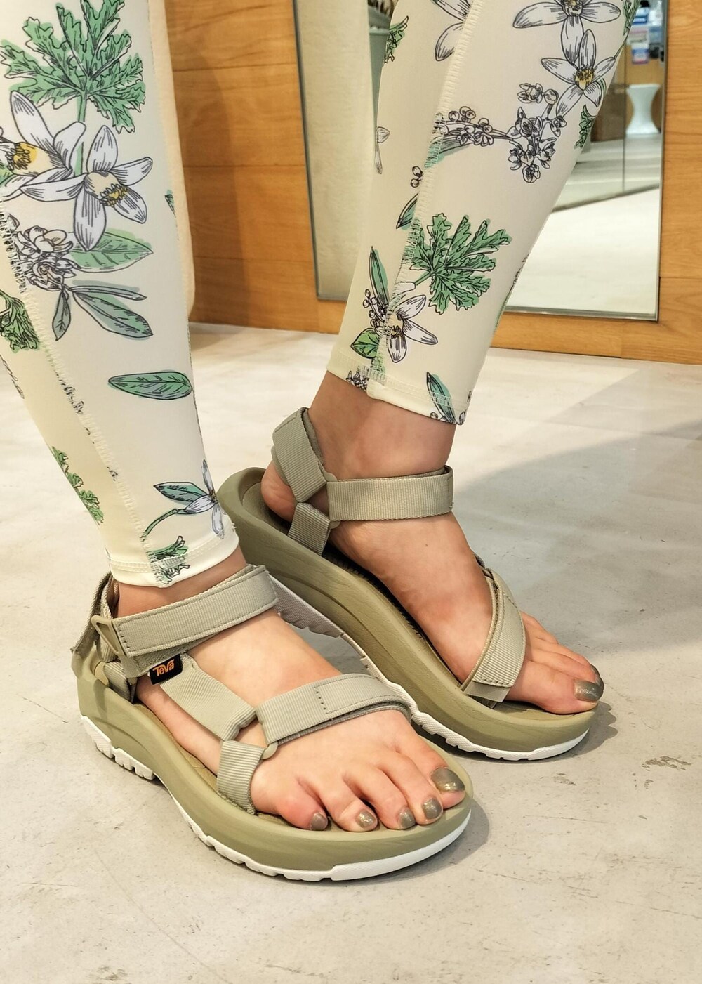 グリーン系のサンダル、グリーン系のパーカー、ベージュ系のレギンス/スパッツを着用したレディースの夏コーディネートの5枚目の写真