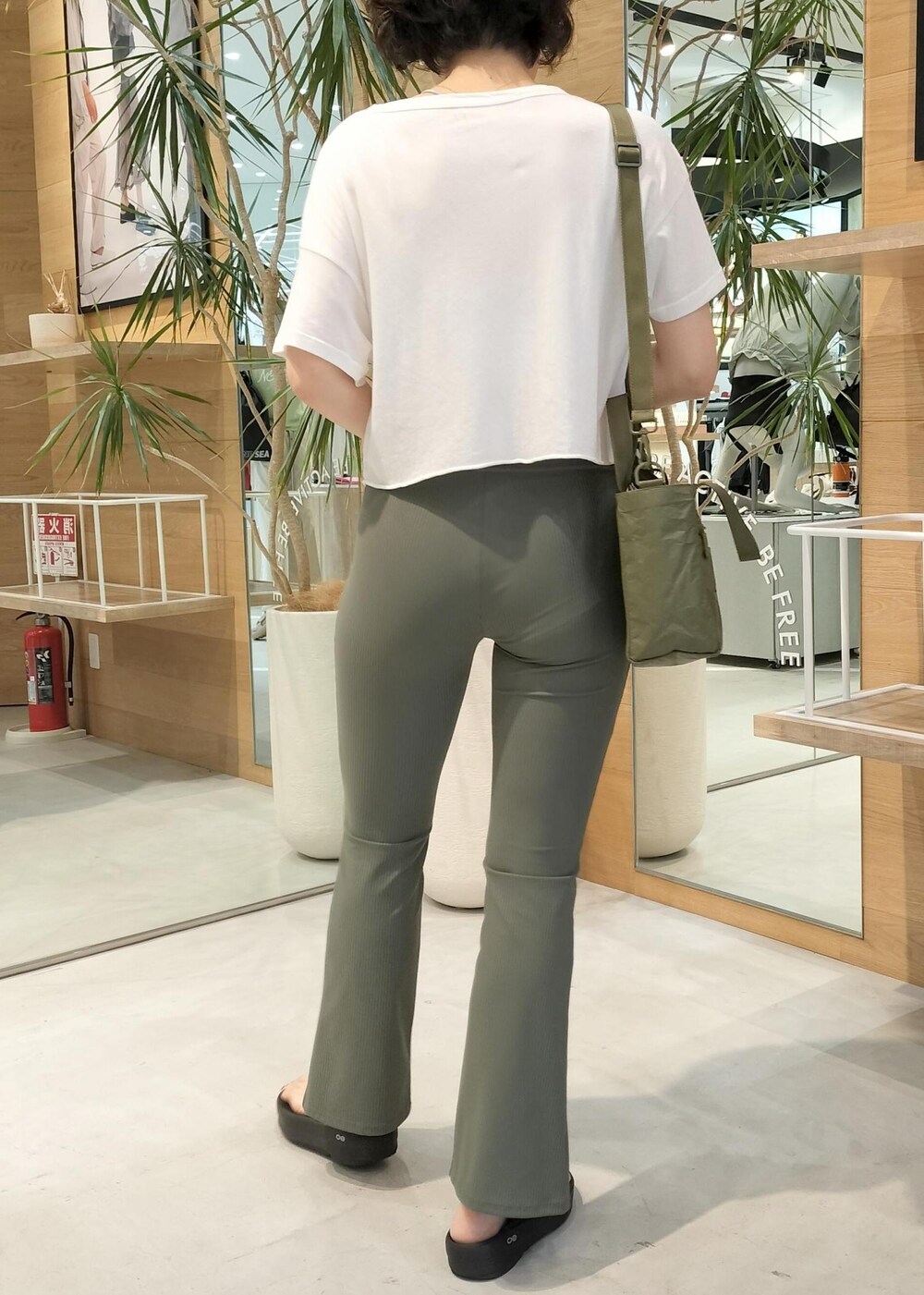 ブラック系のサンダル、グリーン系のカーゴパンツ、ホワイト系のTシャツ/カットソーを着用したレディースの夏コーディネートの3枚目の写真