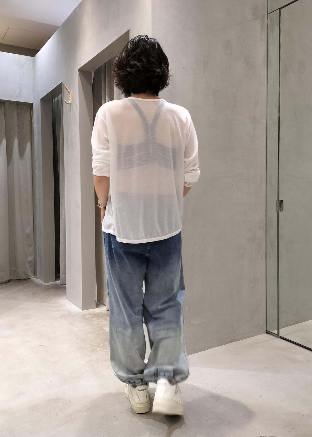 ホワイト系のスニーカー、ブルー系のデニムパンツ、ホワイト系のTシャツ/カットソーを着用したレディースの夏コーディネートの3枚目の写真