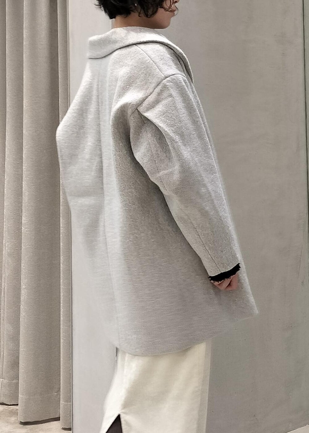 ホワイト系のスカート、ホワイト系のキャミソール、ブラック系のニット/セーターを着用したレディースの冬コーディネートの3枚目の写真