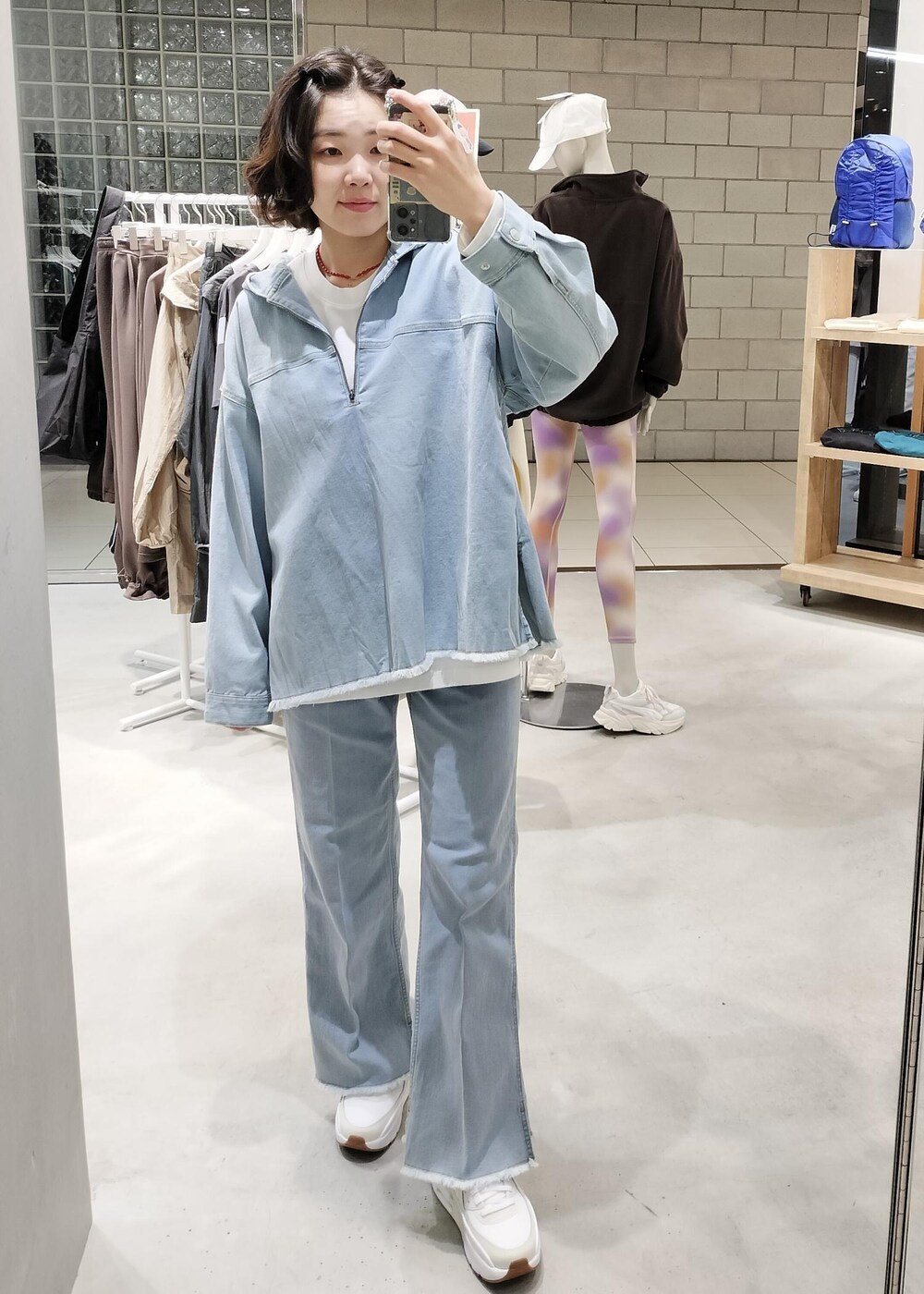 ブルー系のデニムパンツ、ブルー系のパーカー、ホワイト系のTシャツ/カットソーを着用したレディースの冬コーディネートの5枚目の写真