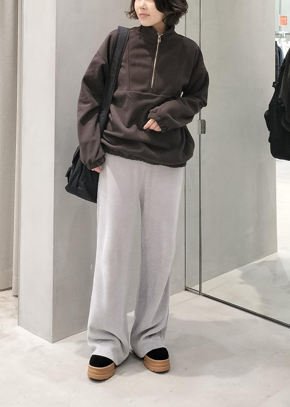 ブラウン系のその他トップス、グレー系のその他パンツ、ブラック系のスニーカーを着用したレディースの冬コーディネートの4枚目の写真