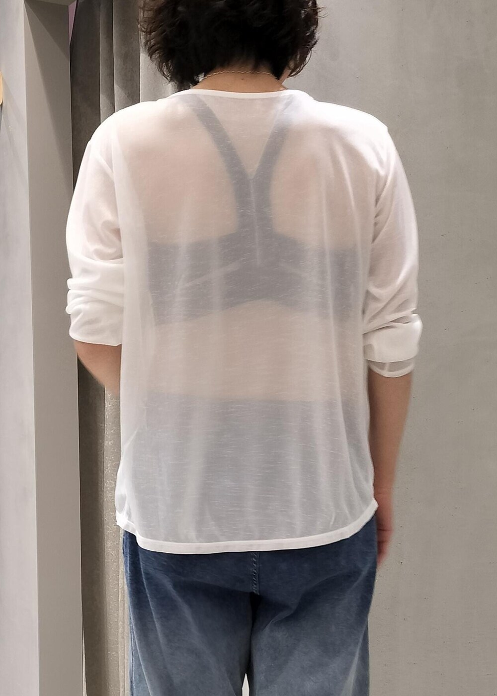 ホワイト系のスニーカー、ブルー系のデニムパンツ、ホワイト系のTシャツ/カットソーを着用したレディースの夏コーディネートの7枚目の写真