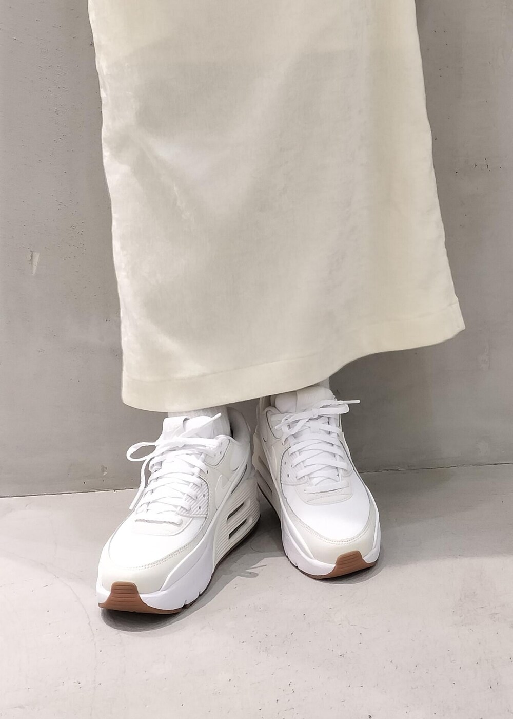 ホワイト系のスカート、ホワイト系のキャミソール、ブラック系のニット/セーターを着用したレディースの冬コーディネートの6枚目の写真