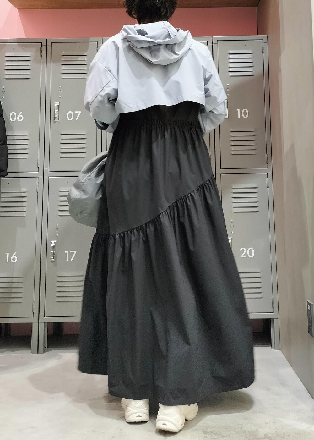 ベージュ系のスニーカー、ブラック系のワンピースを着用したレディースの春コーディネートの3枚目の写真