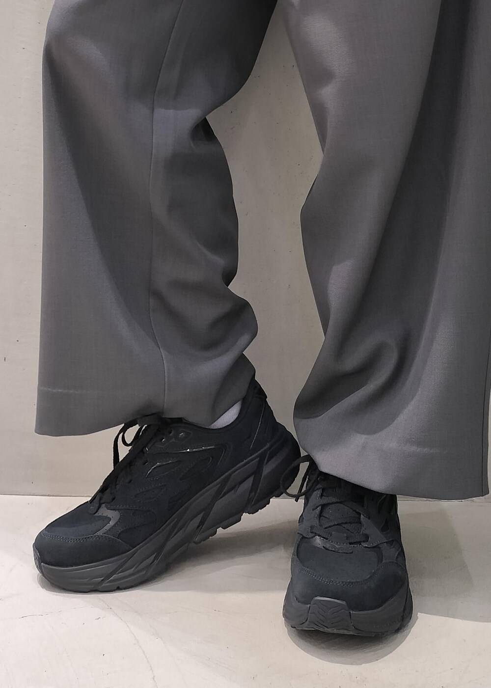 ベージュ系のその他アウター、グレー系のスラックス、ホワイト系のパーカーを着用したレディースの冬コーディネートの8枚目の写真