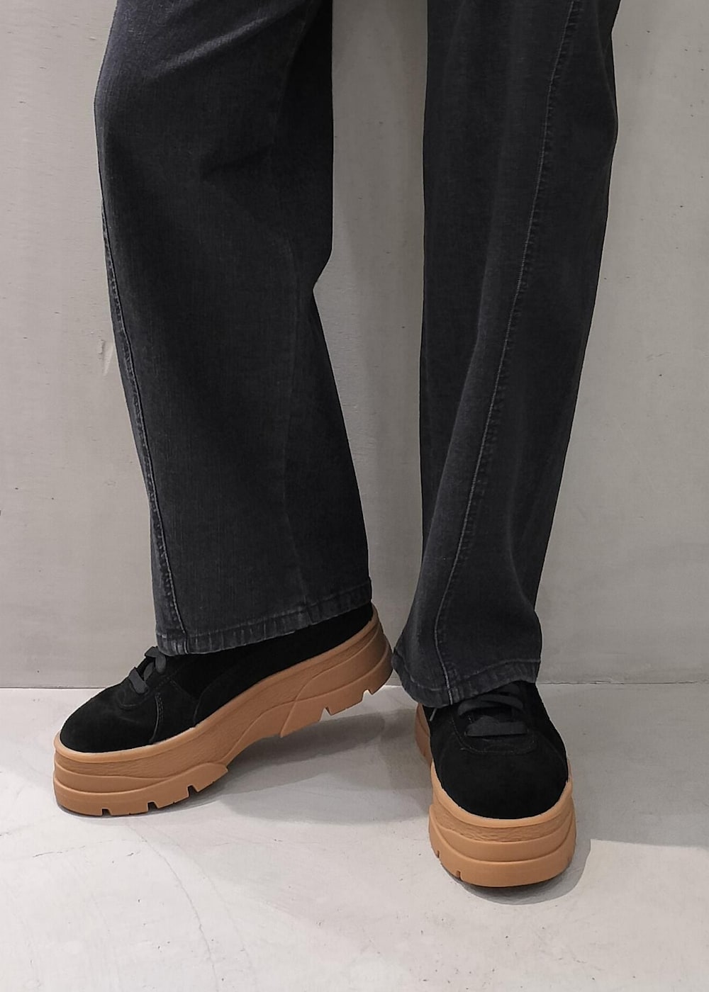 ブラウン系のその他トップス、グレー系のその他パンツ、ブラック系のスニーカーを着用したレディースの冬コーディネートの6枚目の写真